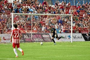 Los aficionados están ilusionados y solo vieron jugar una vez a su Almería en casa.