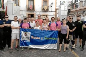 Los participantes en la plaza del pueblo.