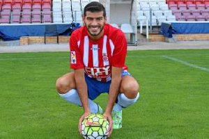 Javi Álamo con su nueva camiseta.