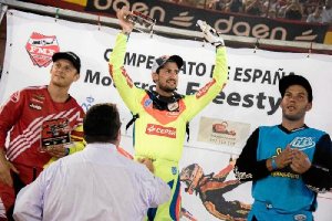 El campeón levanta los brazos.