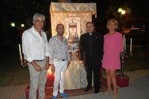 Organizadores de la cena junto al párroco de la iglesia de Nuestro Señor de la Preciosísima Sangre. 