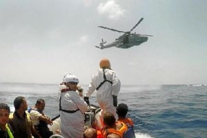 Activistas de Médicos Sin Fronteras durante el rescate.