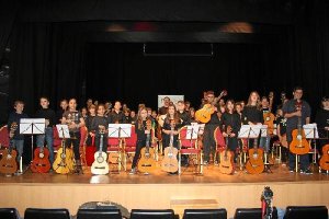 Alumnos de guitarra de la EMMA durante una actuación  