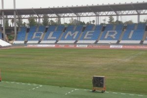 El Almería ha decidido cambiar el césped del Estadio.