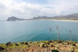 Fotografía de la Bahía de Genoveses, de B. de Asís, que ilustra el inicio del reportaje publicado por Vogue.