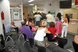 Personas en una oficina de empleo de Almería