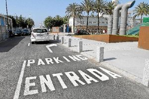 Entrada al aparcamiento de Las Almadrabillas