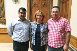 Andrés Góngora y Antonio Moreno junto con la Consejera de Agricultura.
