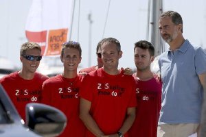 El Rey con varios participantes.