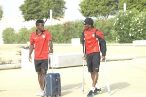 Ramón Azeez y Jonathan Zongo al bajarse del autocar.