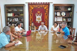 Reunión del acalde y concejales con Veraplayazul.