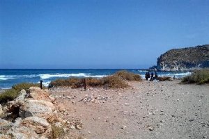 Cala del Plomo,  ayer por la tarde, con agentes de la Guardia Civil junto al cadáver del joven ahogado.