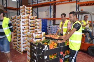 Voluntarios en la sede del Banco de Alimentos en el polígono de La Algaida de Roquetas.