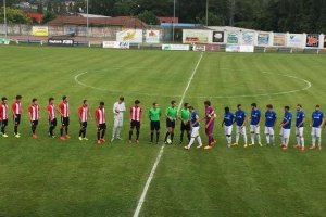 Saludo entre los equipos en Grado.