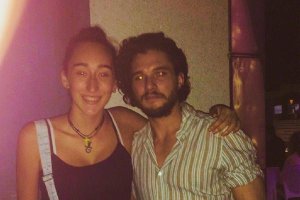  Ana Casas, seguidora de Juego de Tronos, pudo fotografiarse con Kit Harington el domingo en Almería (Foto: Ana Casas).