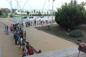 Largas colas en la sede del club para los nuevos abonos.