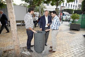 Presentación de las papeleras de modelo ‘Alcazaba’  en la Puerta Purchena de la capital almeriense.