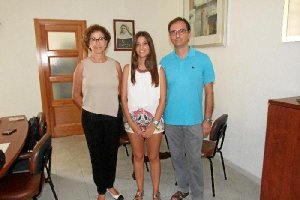 Beatriz Jiménez Fernández, junto a su padre, Joaquín Jiménez Carrión; y la directora del Colegio Stella Maris, Caridad Martínez