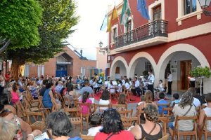 actuación de la banda de iniciación  de Viator.