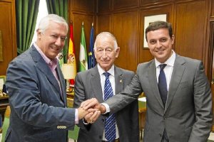 Javier Arenas, Gabriel Amat y Javier Aureliano García, ayer en Diputación