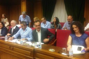 Lorenzo en primera fila, con camisa celeste y detrás de pie, el nuevo diputado de Ciudadanos.  