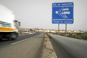 Señal de un radar en la autovía