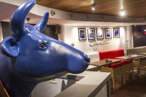 Cayetana, una enorme vaca azul, es la protagonista de este moderno, colorido y divertido bar de t.apas en el centro de Almería