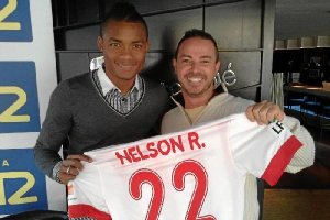 Nélson con Paco Pérez y la camiseta que le regaló a Tentempié.