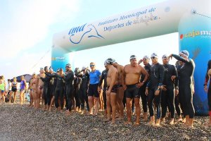 Nadadores/as antes de tomar la salida en prueba reina.