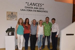 Inaugurando la exposición en Roquetas de Baltar Gálvez con la teniente de alcalde, Eloisa Cabrera; y concejales roqueteros.