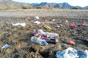 Basura en la playa de la Media Luna, en una foto tomada por Adrián Martínez.