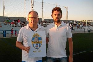 El autor del nuevo escudo con el presidente españolista.