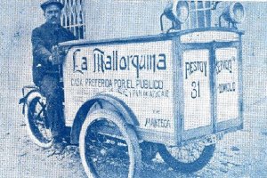 Juan Cazorla Plaza  con el carro ambulante de La Mallorquina, ‘la prefererida por el público’ era su lema.