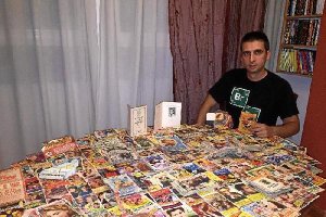 Jesús Ibáñez muestra una selección de piezas de la cinéfila colección que heredó de su padre, Emilio Ibáñez.