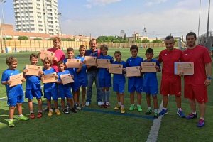 Los alum,nos del Campus posan con sus diplomas.