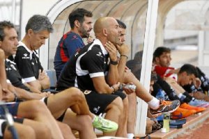 Paco Jémez desde el banquillo no pudo evitar la goleada.