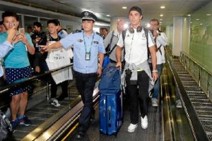 Cristiano Ronaldo siempre vigilado.