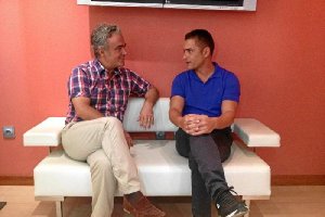 Javier Romero junto al entrevistado, Francisco.