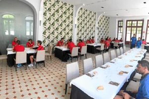 Los jugadores en el comedor.