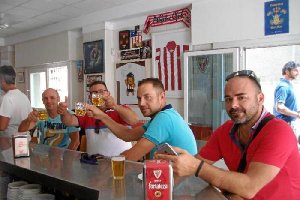 Por Jero brindan los clientes del bar.
