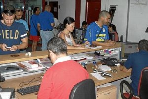 Hubo colas en la última tarde de renovación.