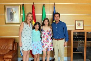 El alcalde con la atleta ejidense.