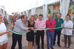 Lola de Haro, concejala; y Óscar Liria, diputado Provincial; cortan la cinta inaugural de la Feria de la Cerveza, en El Toyo