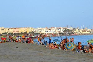 Bañistas  en una de las playas de Almerimar, en El Ejido, donde los hoteles rozan el completo.