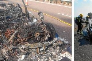Estado   en el que quedó el vehículo incendiado y cuya estructura era de aluminio. A la derecha, los bomberos, apagando el coche incendiado.