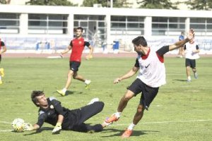 Julián Cuesta evitando el gol de Antonio Puertas.