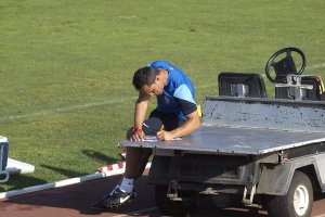 El míster, tomando nota en el coche del material.