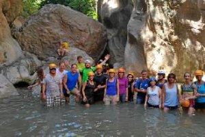 Los participantes posan felices.