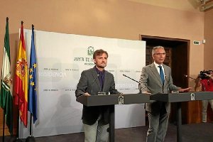 El consejero y el portavoz del Gobierno andaluz, explican la medida aprobada. 