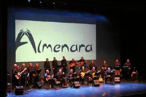 Momento de la actuación del grupo Almenara